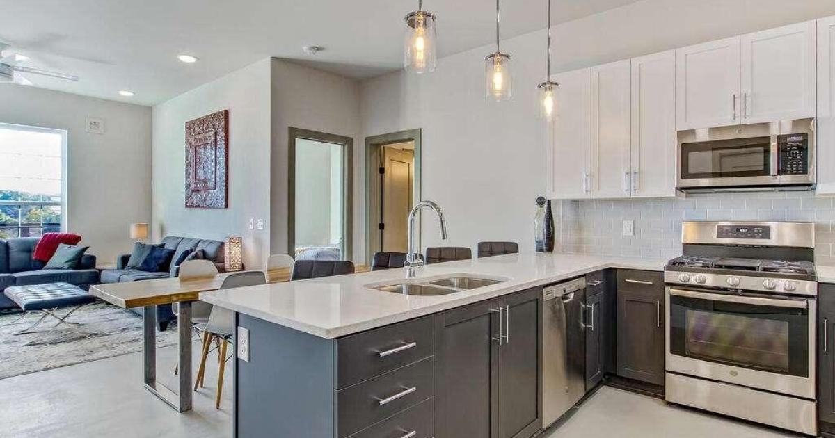 Resale condo offers (rare) foot in Cabbagetown door under 350K